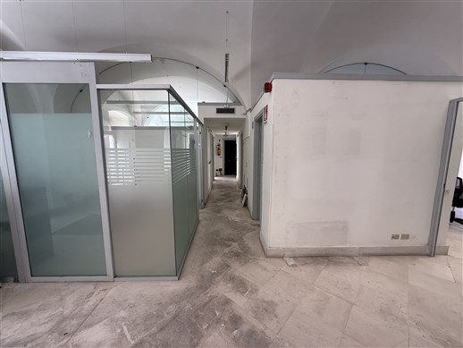 Centrale Locale Indipendente In Pietra di 6 Ambienti. 3 Esposizioni.